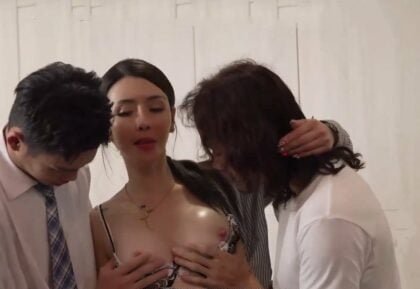 Hai cậu con trai có quan hệ tình dục với người mẹ vú lớn hồi xuân