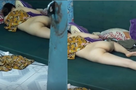 Vào phòng riêng nắn lén đụ em gái không mặc quần